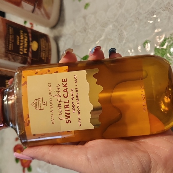 NWT 🎃PUMPKIN SWIRL CAKE - Picture 2 of 3